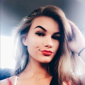 Meet your Posher, Claire